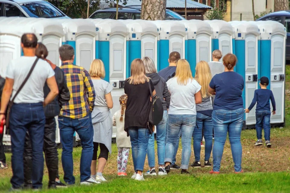 kolejka do toalet chemicznych