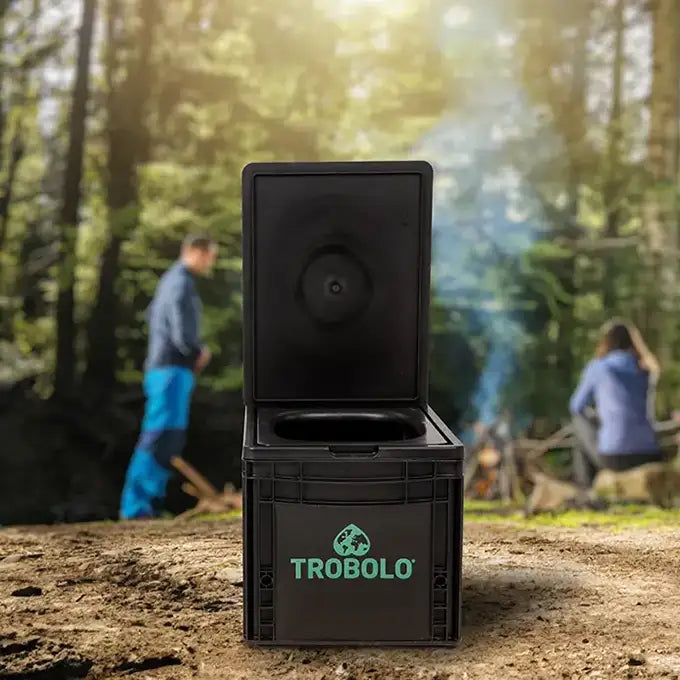 TROBOLO BilaBox toaleta kompostująca obok auta dostawczego